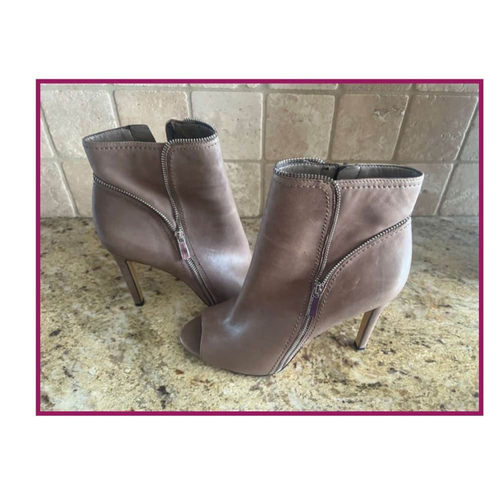 VINCE CAMUTO KLAYTON ANKLE BOOT LEATHER GORGEOUS 9M PEBBLE GREY COLOR - Picture 8 of 9